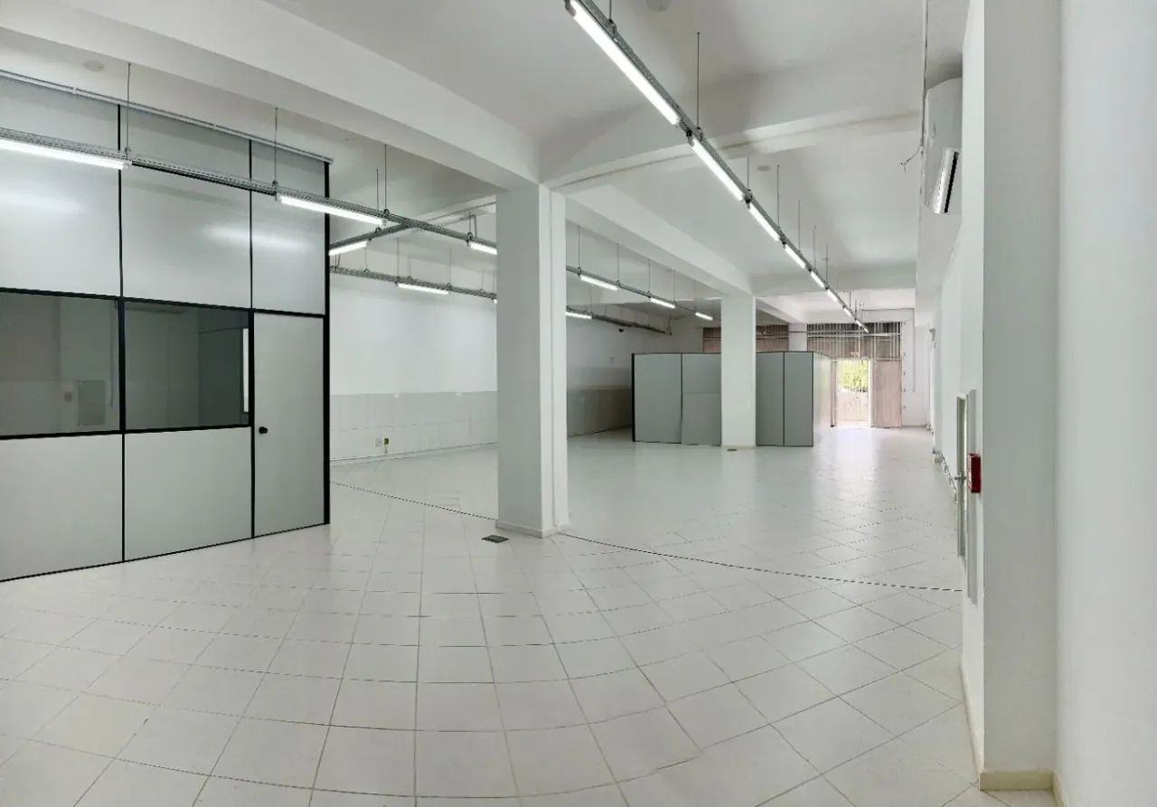Loja Ampla com 256m² e Bem Localizada para Locação no Estreito - Florianópolis