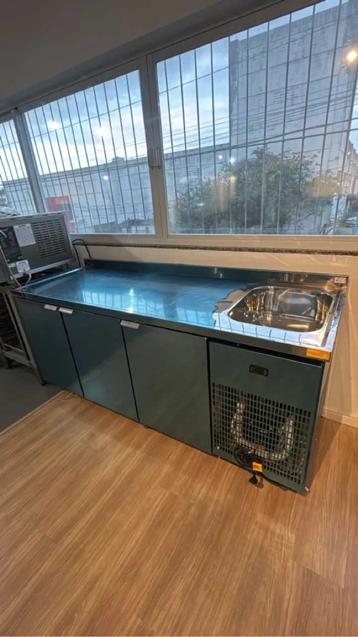 Bancada Refrigerada com Pia em Aço Inox 2,00m com 3 portas 
