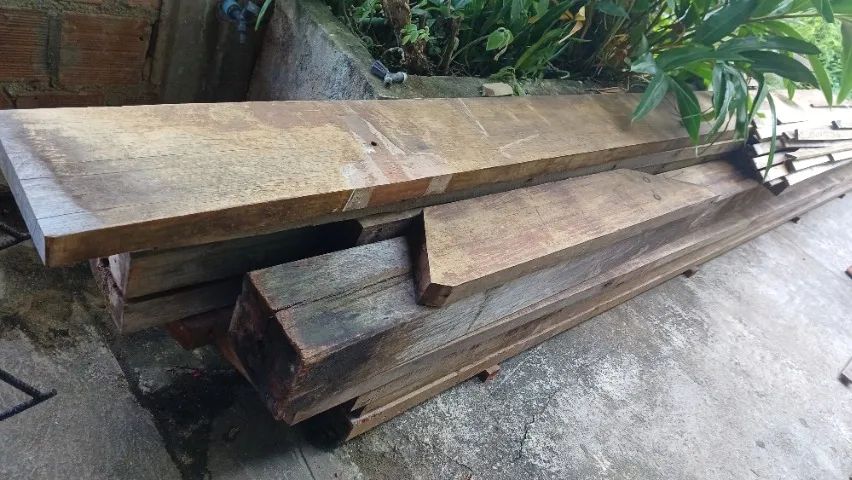 Madeira para telhado e coluna