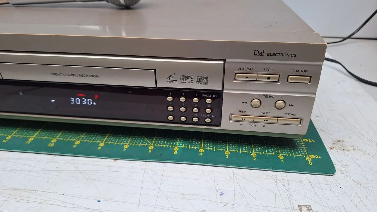 Karaokê Raf modelo vmp 9000 microfone(200 músicas na memória) - Foto 3