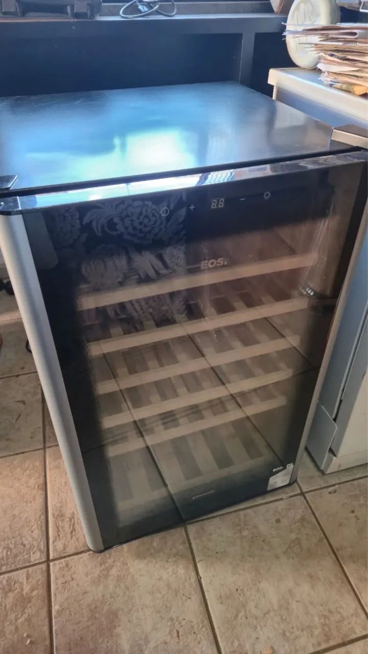 Adega Climatizada 49 Garrafas EOS Sommelier com Painel Touch e Compressor EAC49E 220V - Foto 5