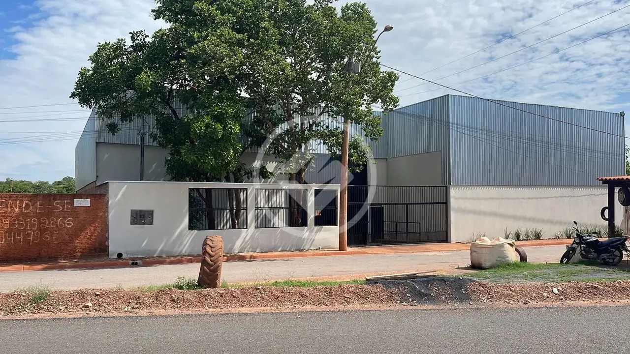 Vende-se/Aluga-se Galpão Comercial de 750m² no no Dr. Fábio 2. codigo: 105884