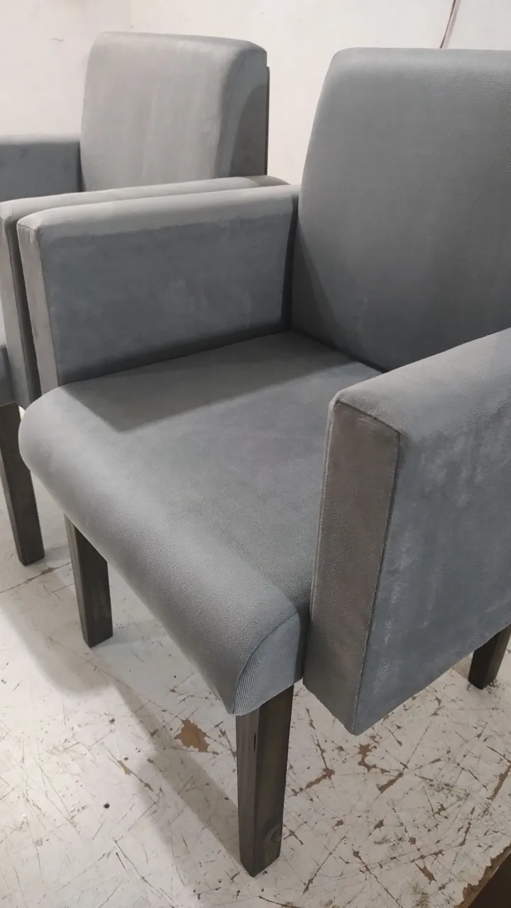 Poltronas Elegantes com pés de madeira maciça