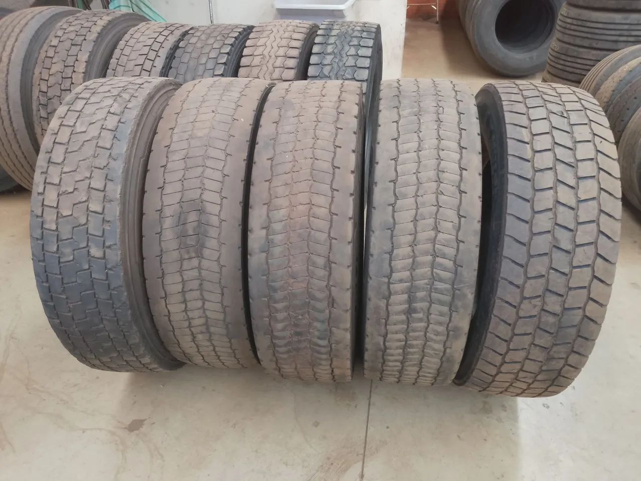 Vende-se pneus 295 usados 