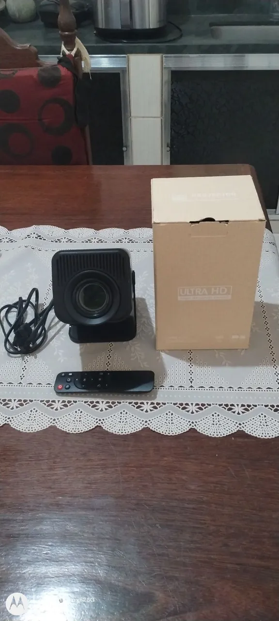 Projetor Ultra HD com Controle Remoto