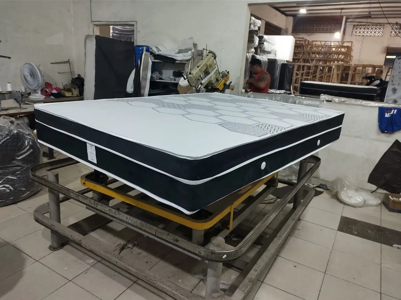 COLCHÃO CASAL ESPUMA D33 COM MOLAS ENSACADAS - Foto 2