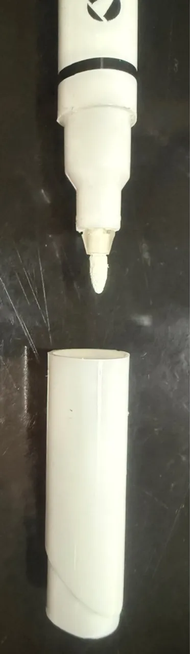 Caneta de tinta branca para detalhes e retoques