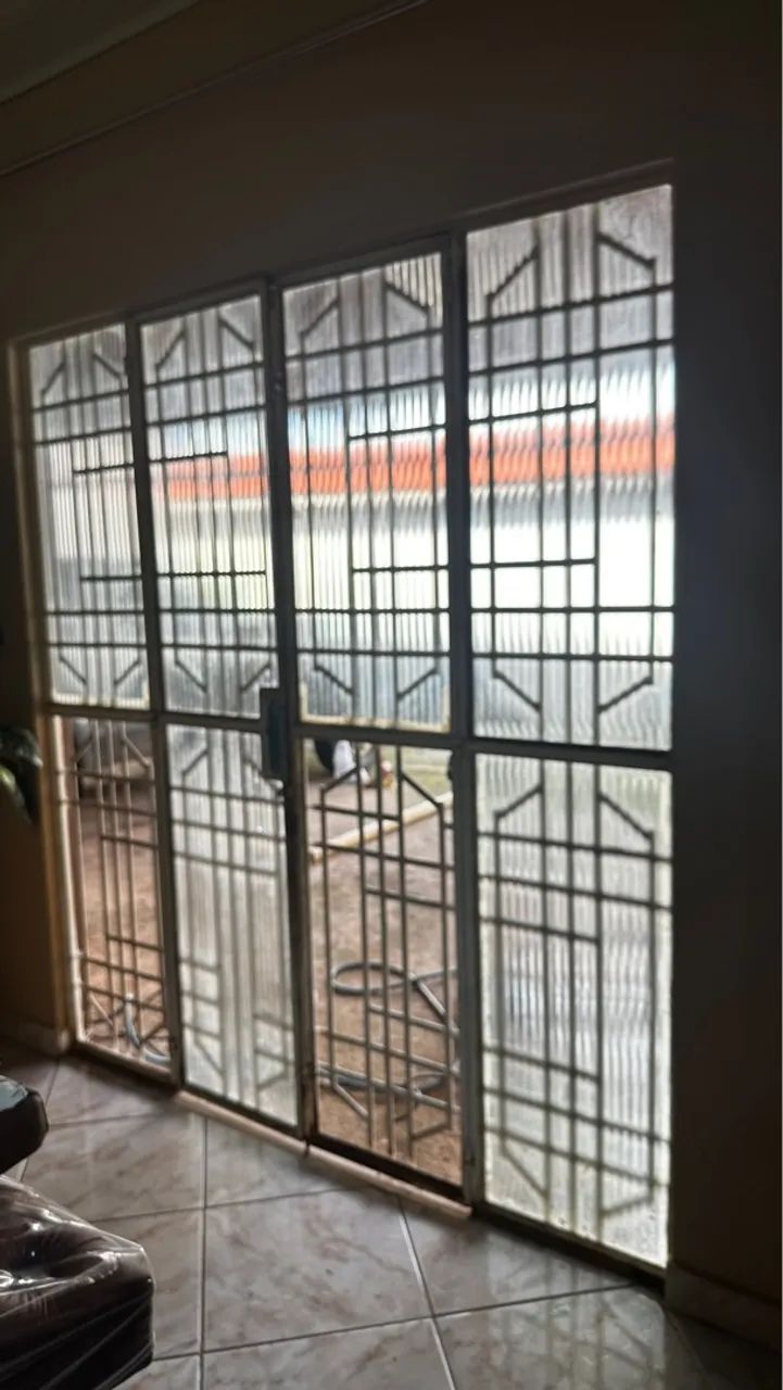 Porta de ferro com vidros - Foto 2