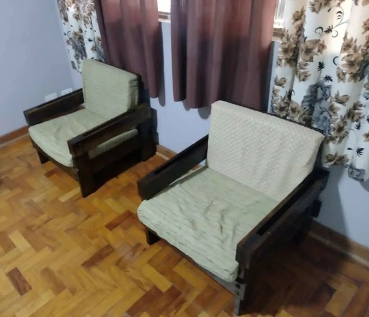 Dois sofá 1 lugar madeira maciça 