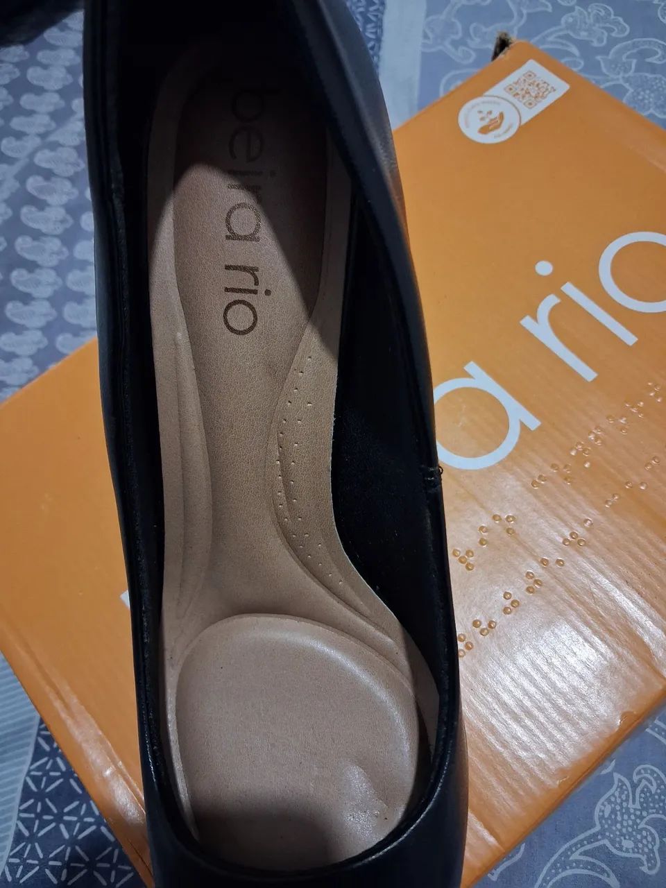Scarpin preto beira rio