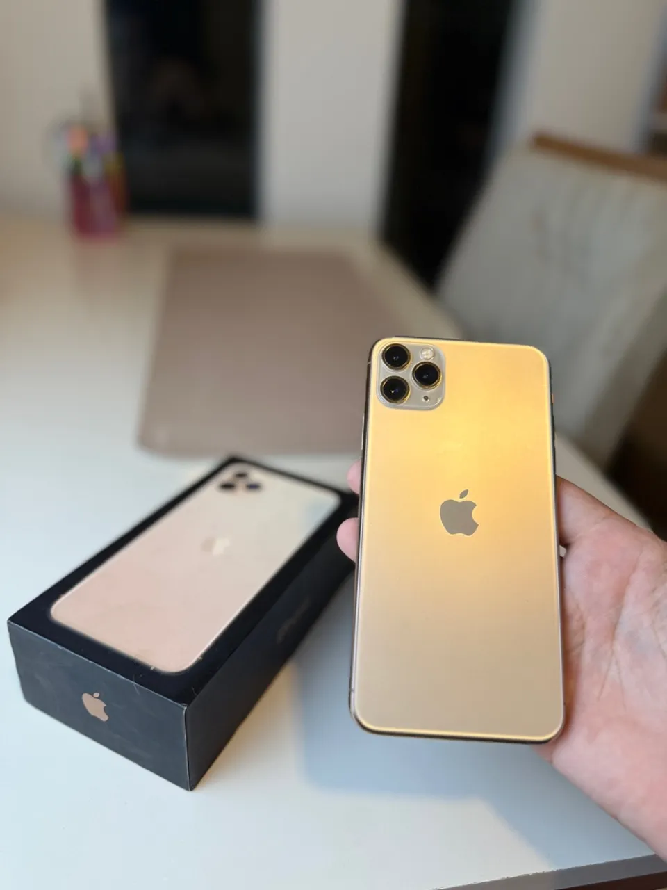 iPhone 11 Pro Max 64 GB Dourado