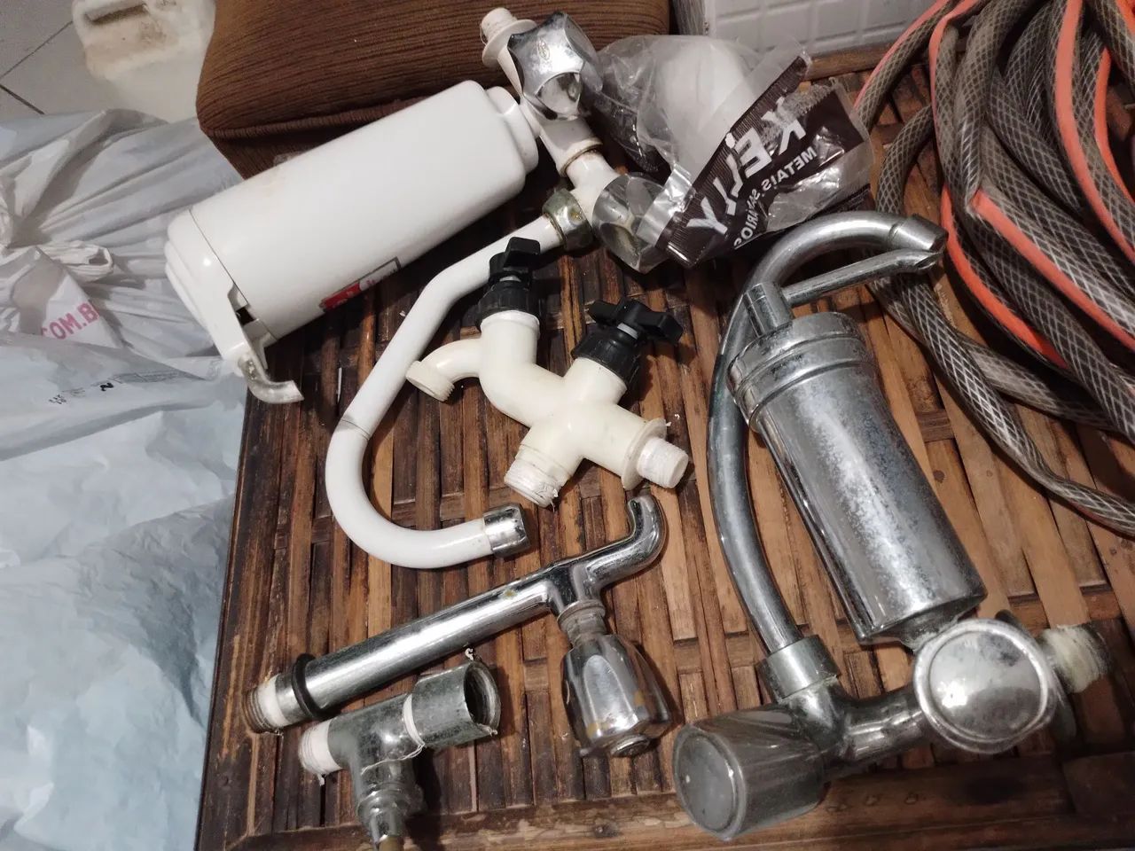 Lote hidraulica torneiras mangueiras filtros nao sei o estado zap * - Foto 2
