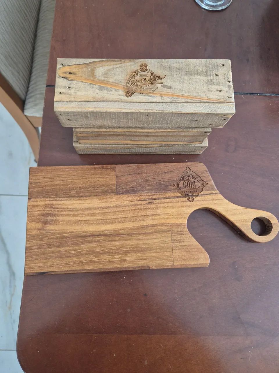 kit tábuas, caixotes organizadores/mesa em madeira e taças. Novos e com logo. - Foto 4