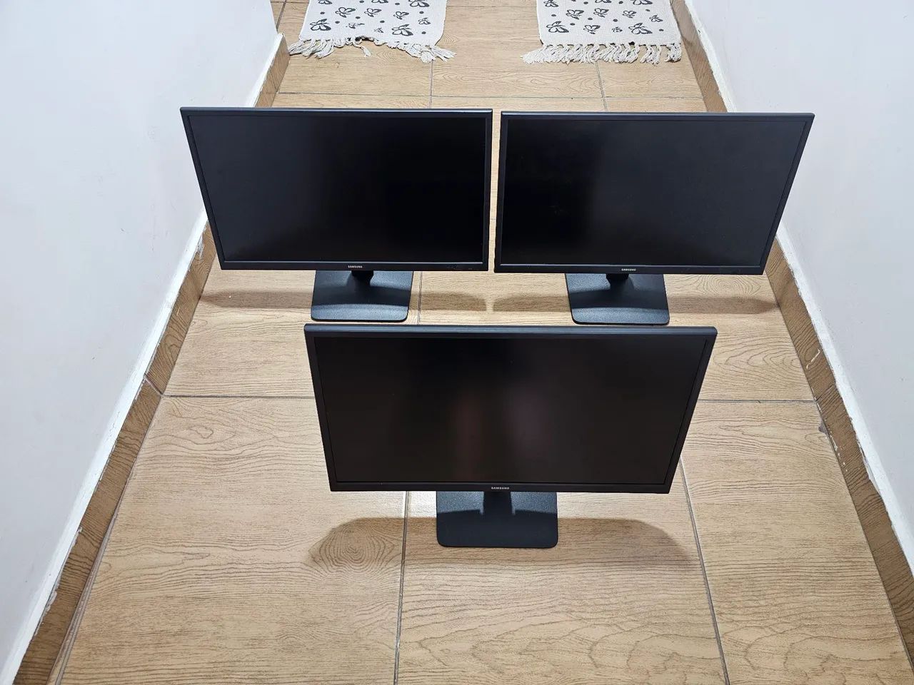 450 cada. 3 Monitores Samsung full hd 22 polegadas.