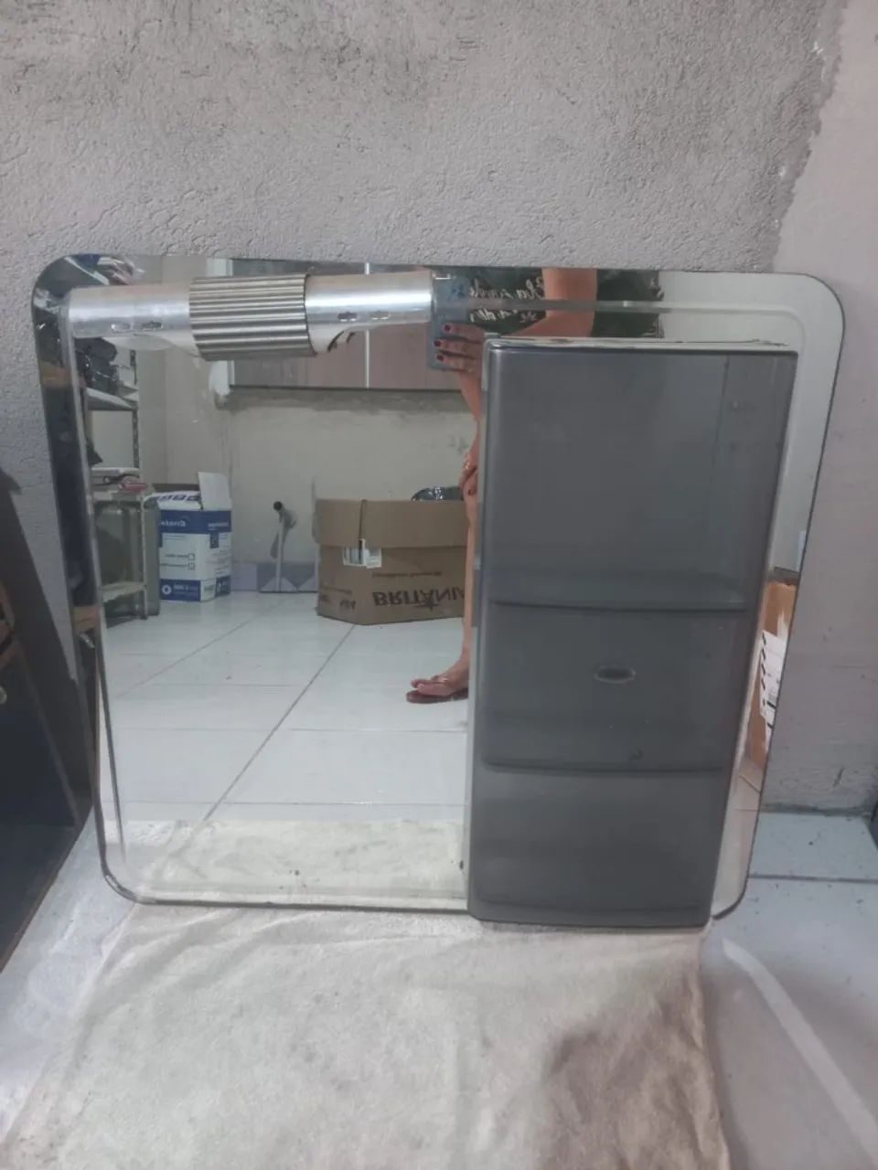 Espelho de banheiro com dispenser e porta objetos