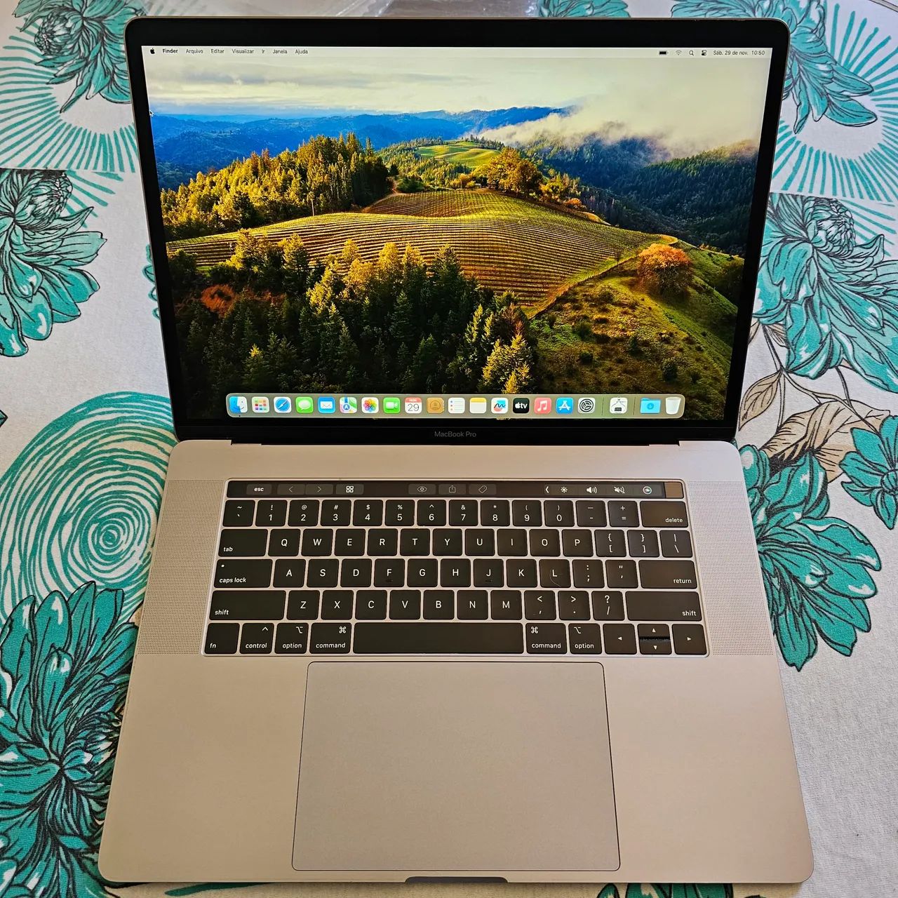 MacBook Pro 2018 15 Polegadas Core i7 16GB RAM 256GB AMD RADEON