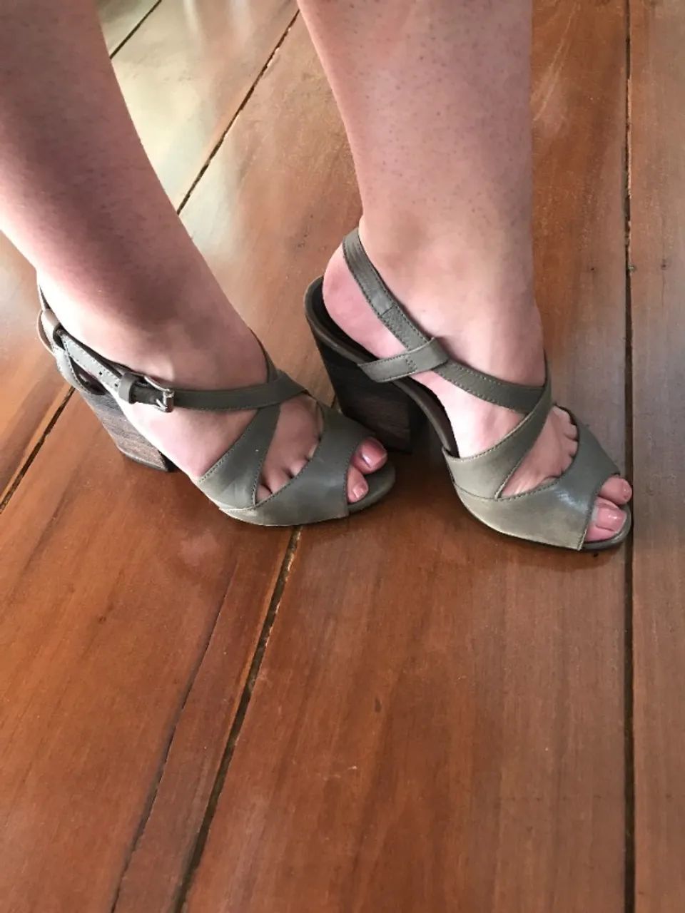 Sandália De Couro Cinza Arezzo (Usado)
