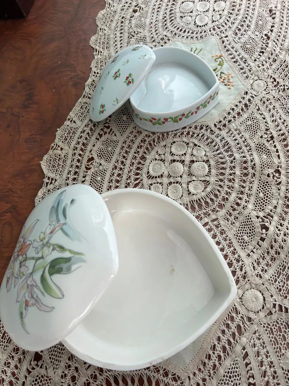 Lote de dois potiches de porcelana em formato de coração lindamente decoradas - Foto 2
