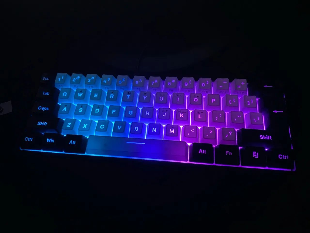 Teclado Gamer Preto e Branco G61 60% RGB - Foto 2