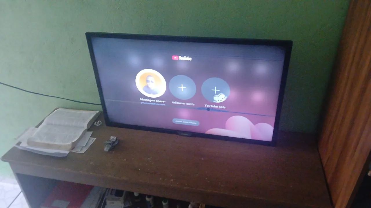 Vender tv smart 32 polegadas, e 2 anos de uso marca phillips tem uma lista na horizontal.  - Foto 4