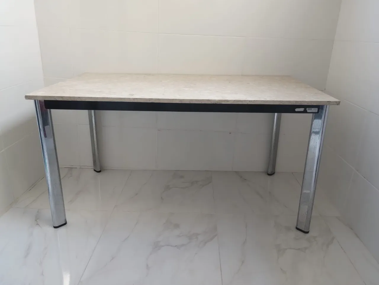 Mesa com tampo de mármore e estrutura cromada