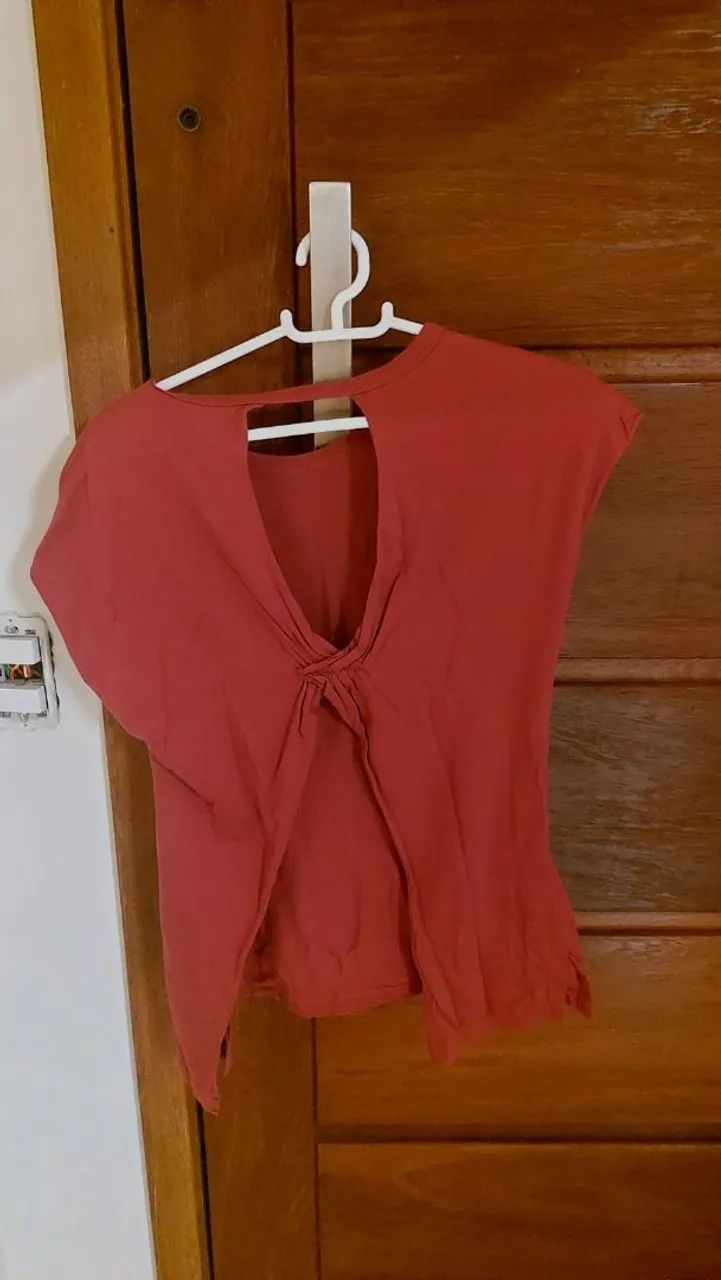 Blusa tamanho P com decote nas costas - Foto 2