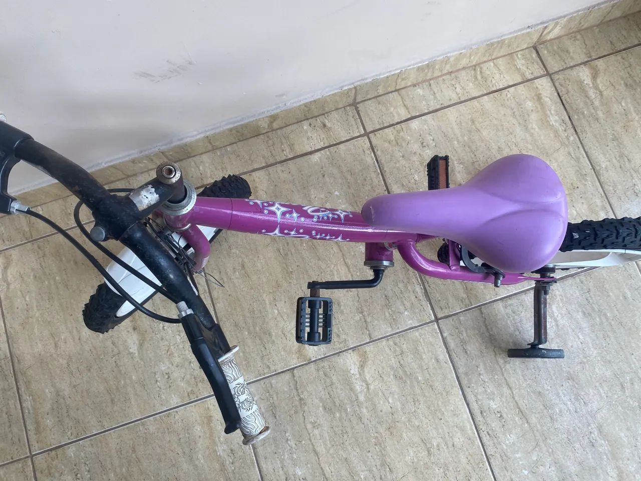 Vendo bicicleta infantil, Obss falta arrumar ô guidom e encher os pneus  - Foto 6