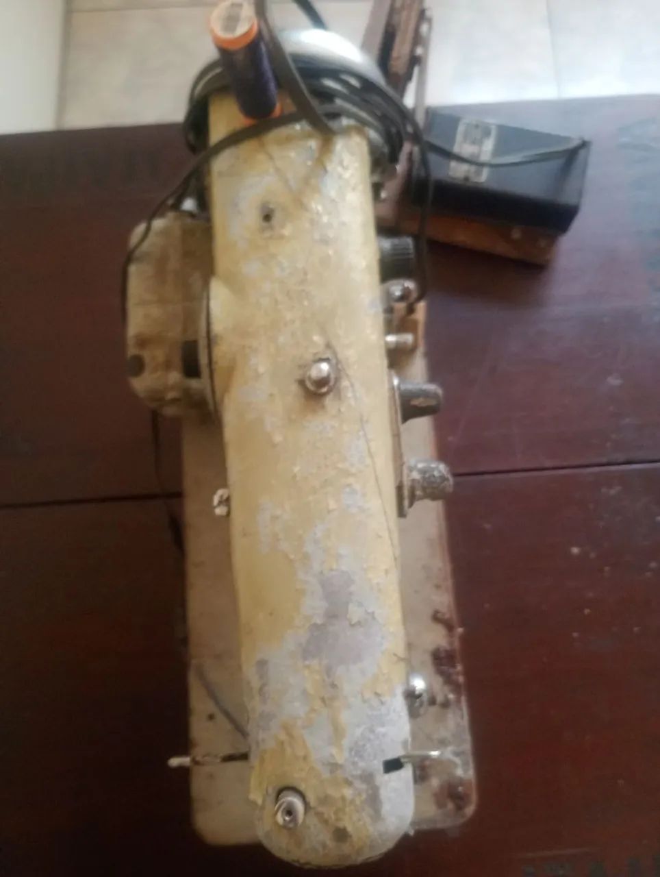 Máquina de costura antiga+não sei se funciona) - Foto 3