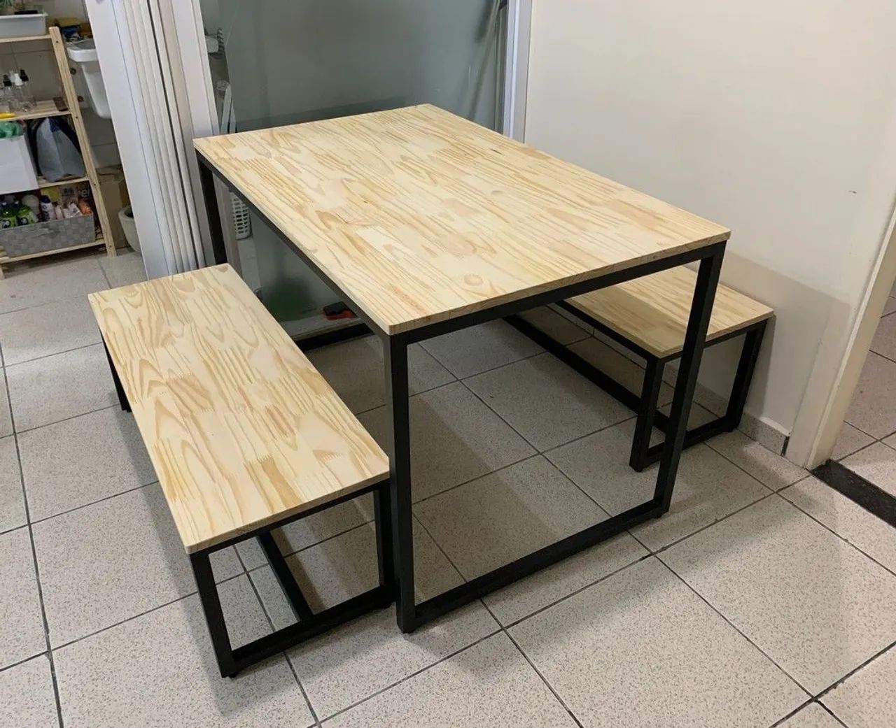 MESA + 2 BANCOS INDUSTRIAIS