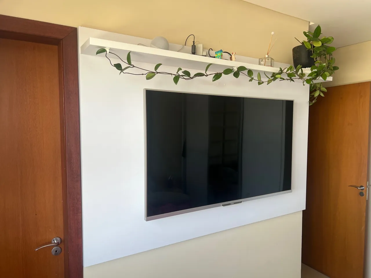 Painel de TV Moderno com Prateleira e Detalhes