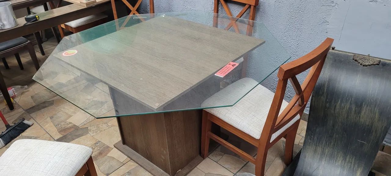 Mesa de Jantar com Tampo de Vidro e 04 cadeiras 