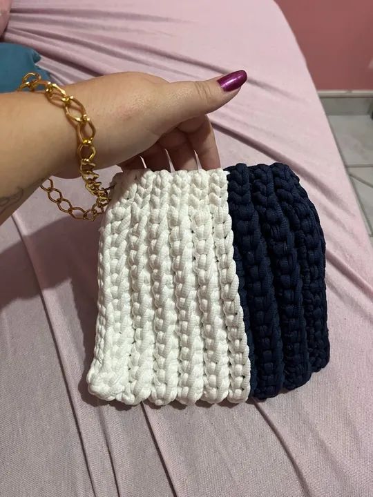 Bolsa de mão de crochê bicolor com alça de corrente (nova) - Foto 2