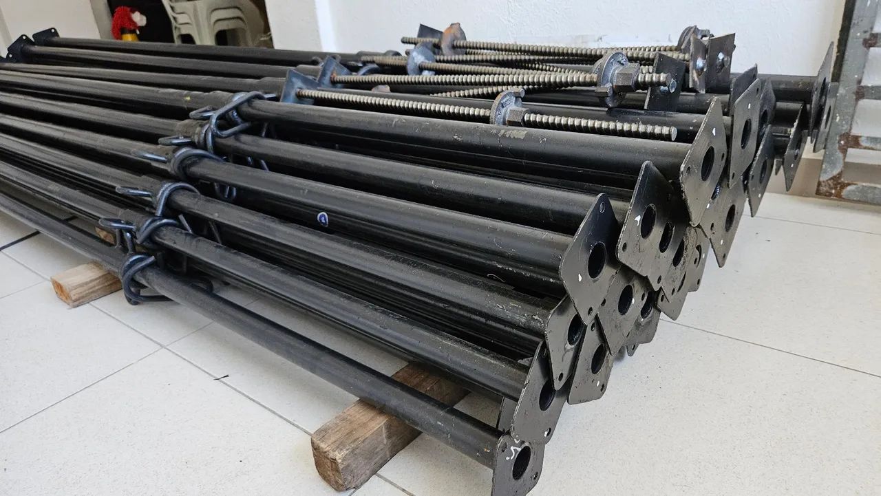 Escora metálica 3.0m até 4.5m