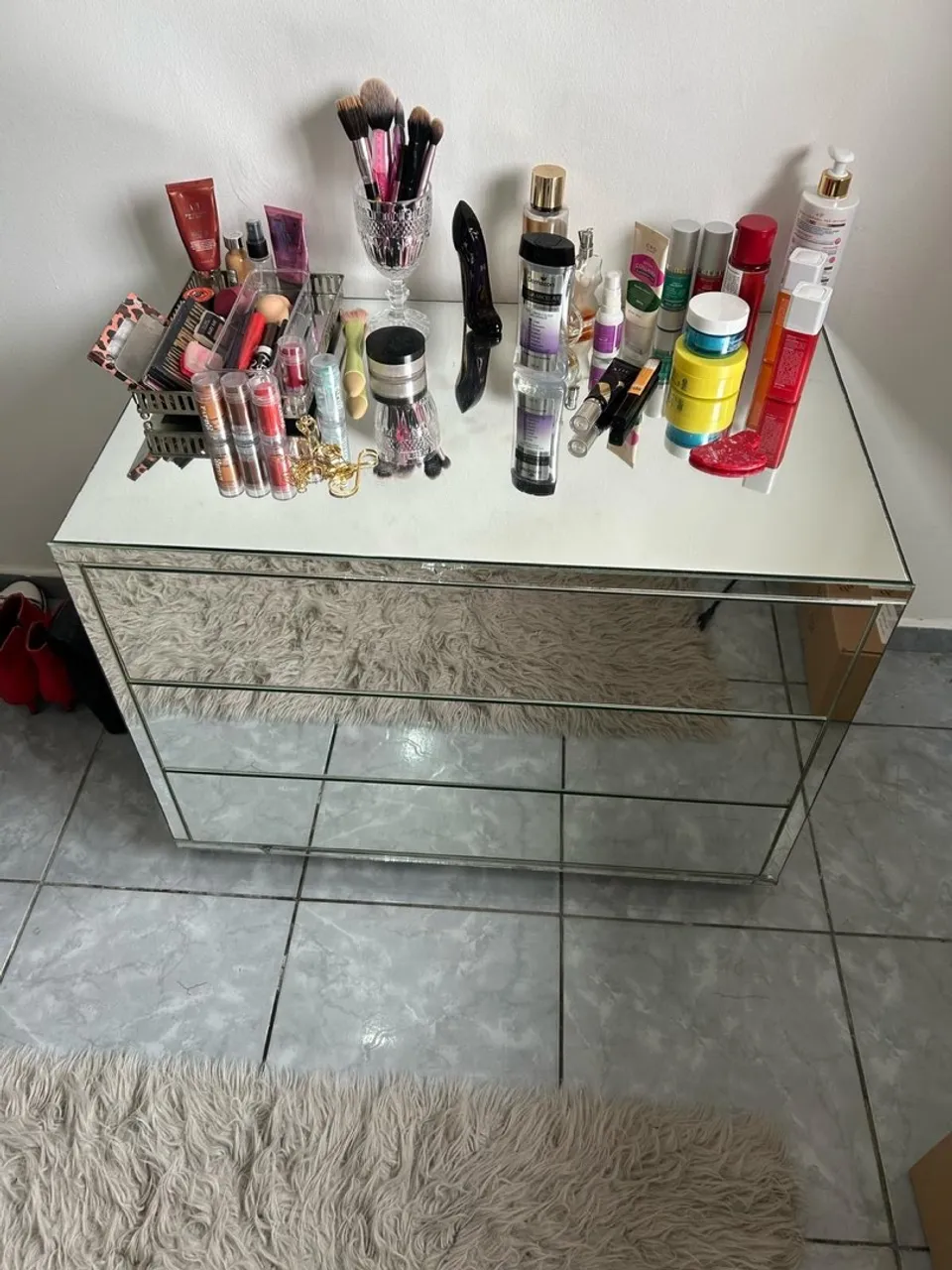 Criado mudo Espelhado com Gavetas - Elegância e Organização