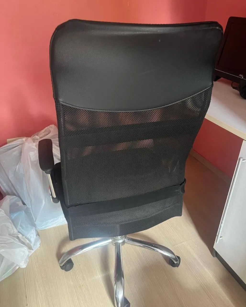 Cadeira de Escritório Ergonômica com Rodinhas