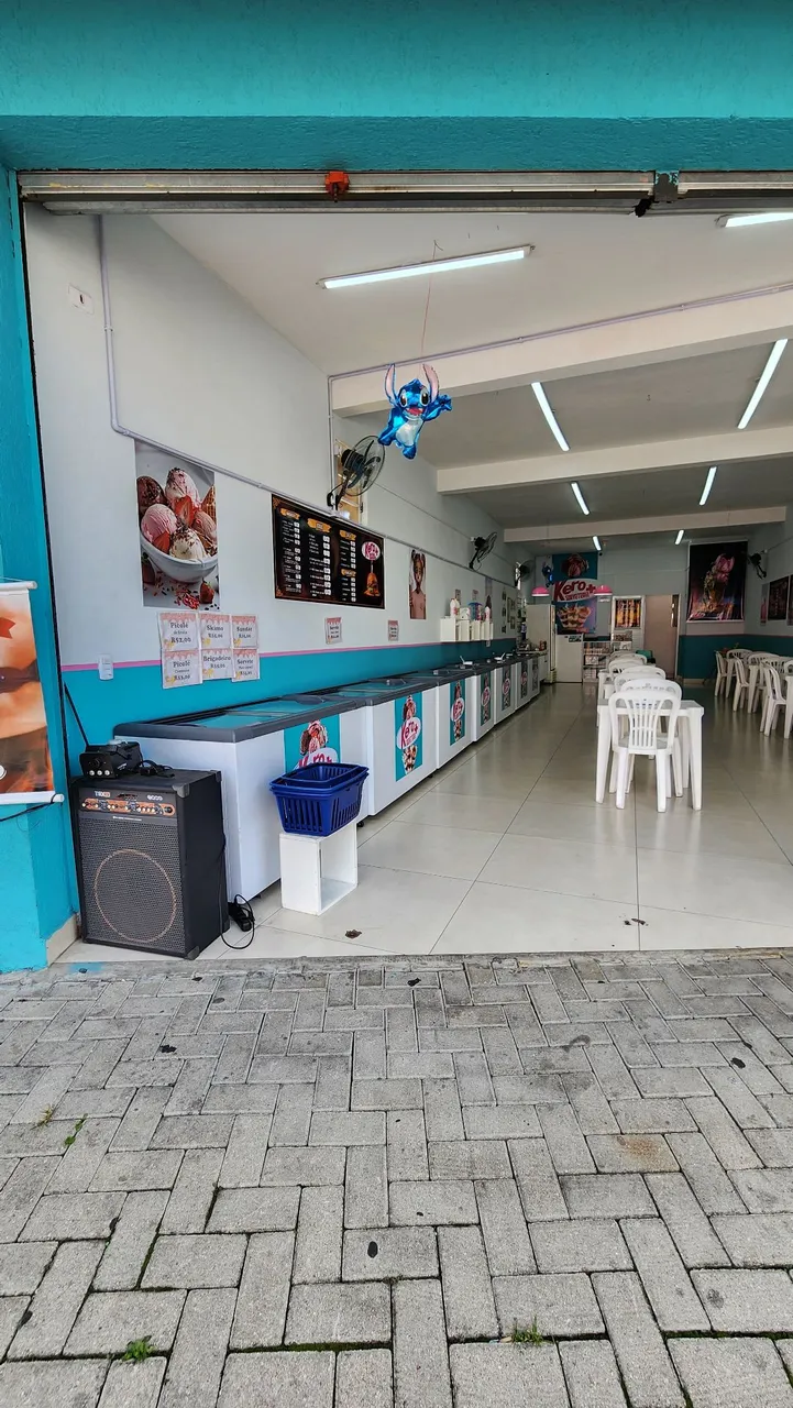 Sorveteria e hamburgueria nova.