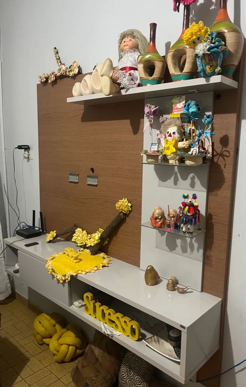 Painel de TV com Prateleiras
