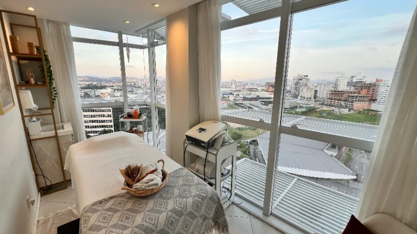 Sala Comercial EXCLUSIVA, Passeio Pedra Branca, andar alto, toda reformada