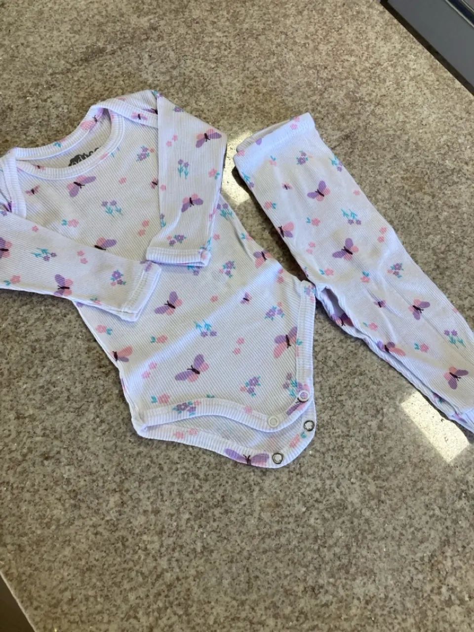 Conjunto Body e Calça de Bebê com Estampa de Borboletas - Foto 3