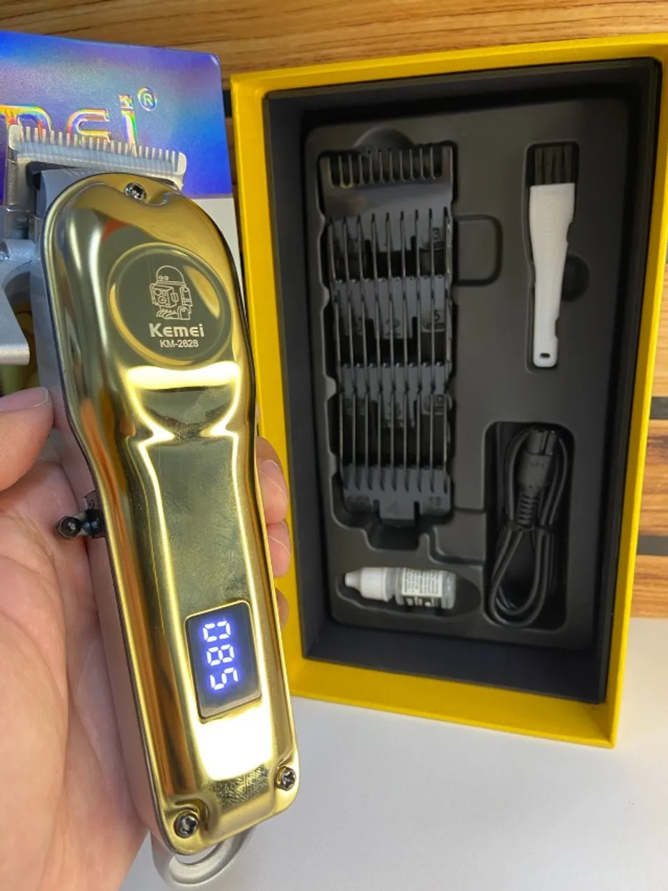 MÁQUINA DE CORTAR CABELO SEM FIO DOURADA VISOR - KM-2628 KEMEI