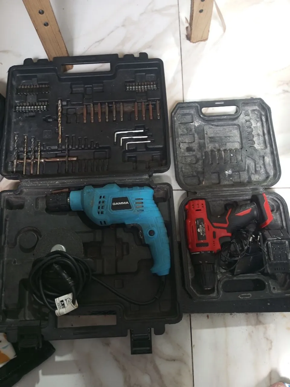 Furadeira e Parafusadeira com Maleta de Ferramentas