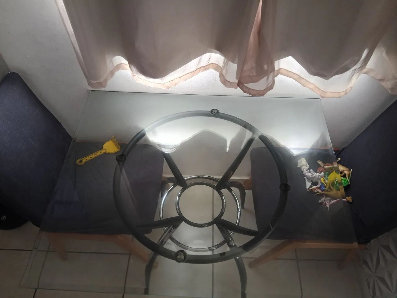 Vendo mesa de vidro pés de inox 