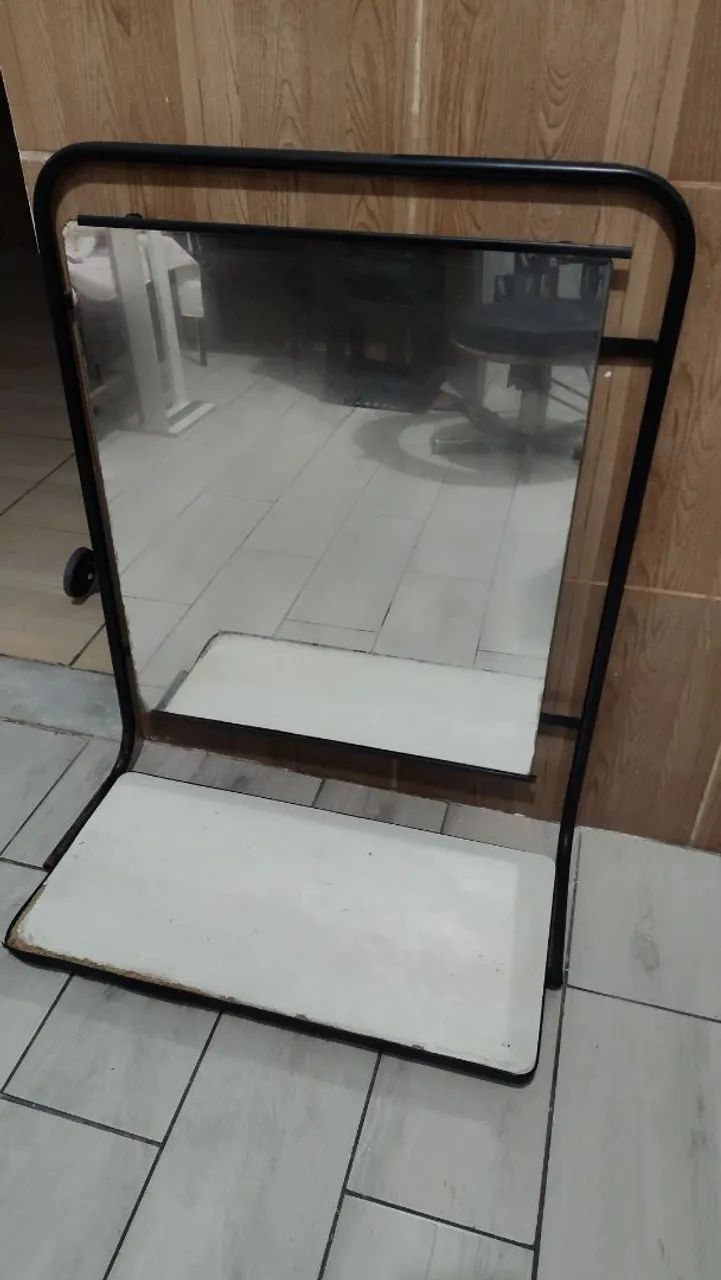 Espelho com bancada para barbeiro