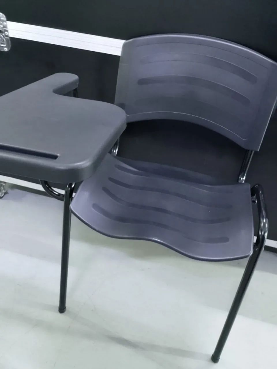 Cadeira Universitária De Plástico com Prancheta Fixa  - Foto 3