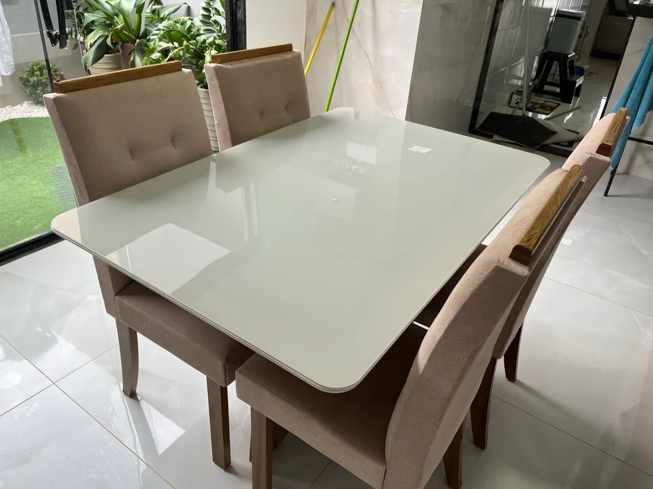 Mesa com tampo de vidro branco e 4 cadeiras  - Foto 3