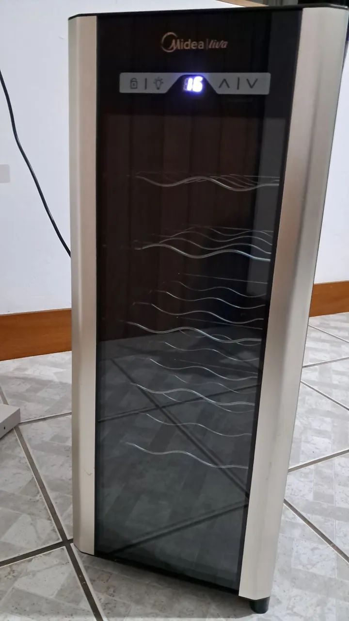 Adega Midea liva 12 garrafas 