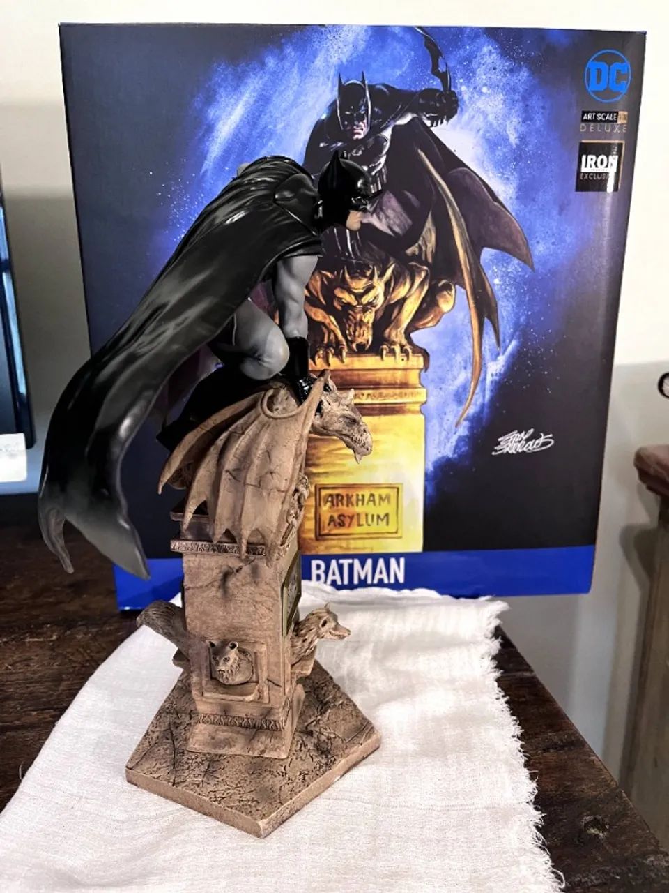 Batman Deluxe by Eddy Barrows - Iron Studios - Art Scale 1/10
