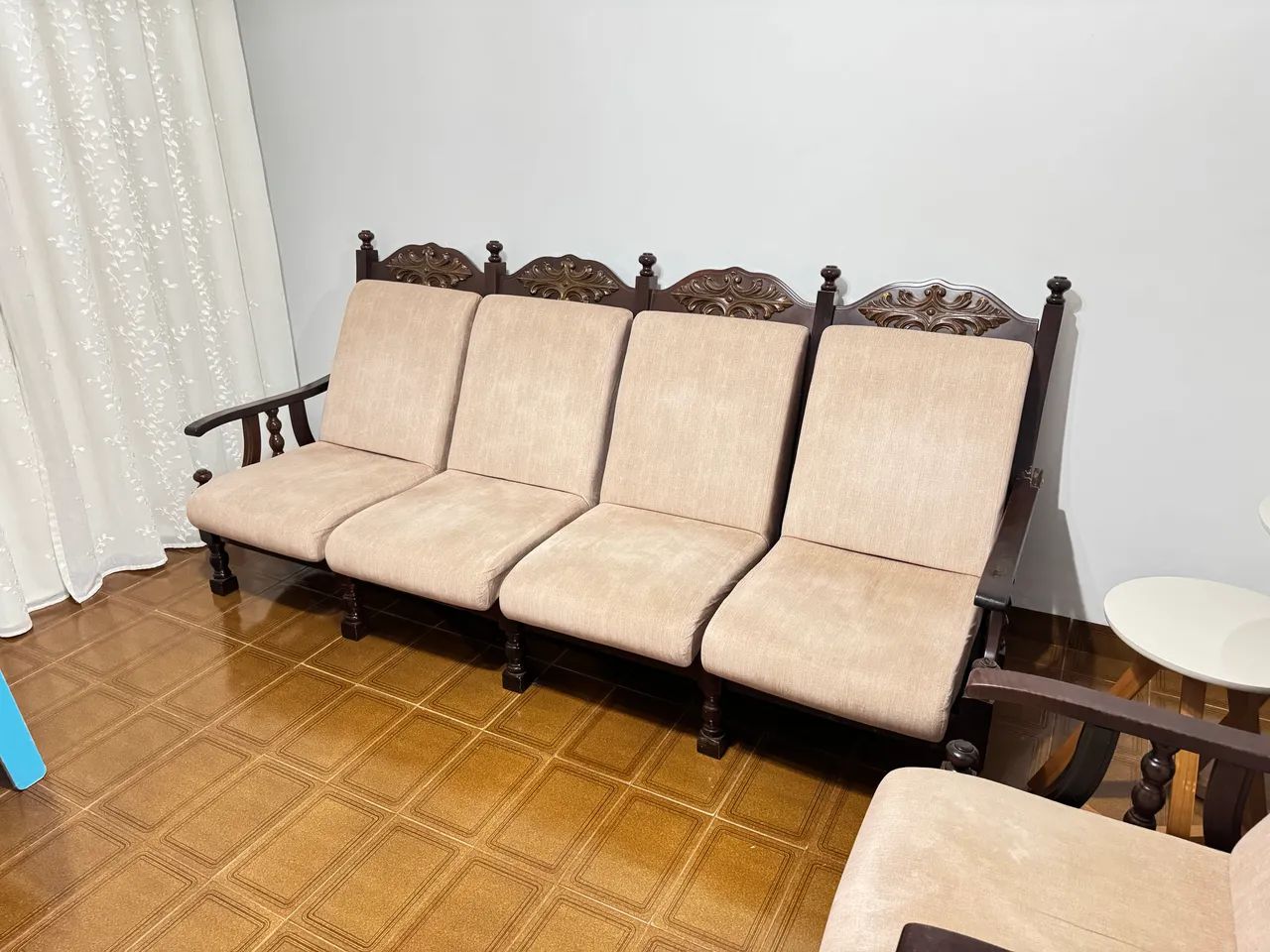Conjunto de sofá e poltronas madeira maciça retrô  - Foto 4