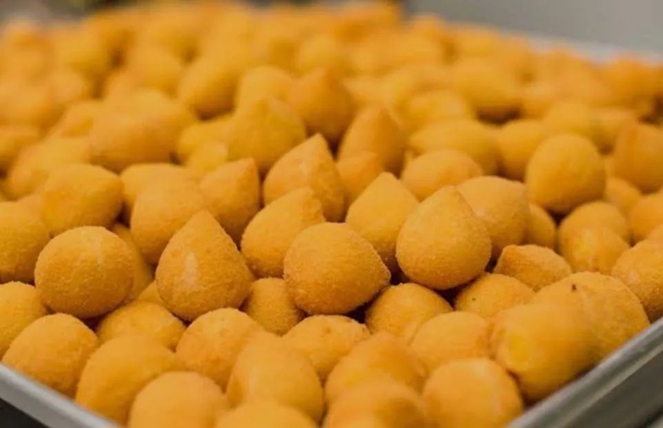 Sento de coxinhas e enroladinho de salsicha 