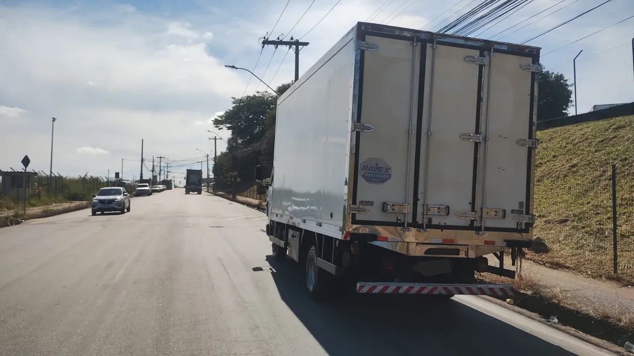 Caminhão 3/4 refrigerado  - Foto 4